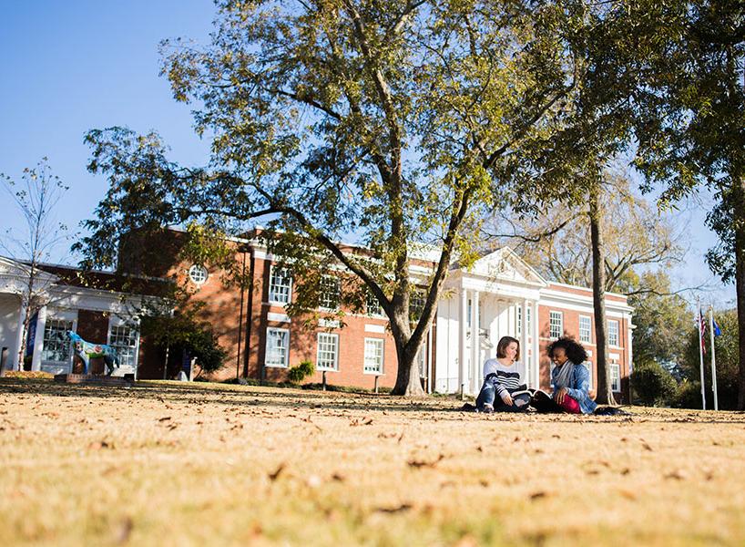 students sitting outside in front of 博彩平台推荐 Newnan